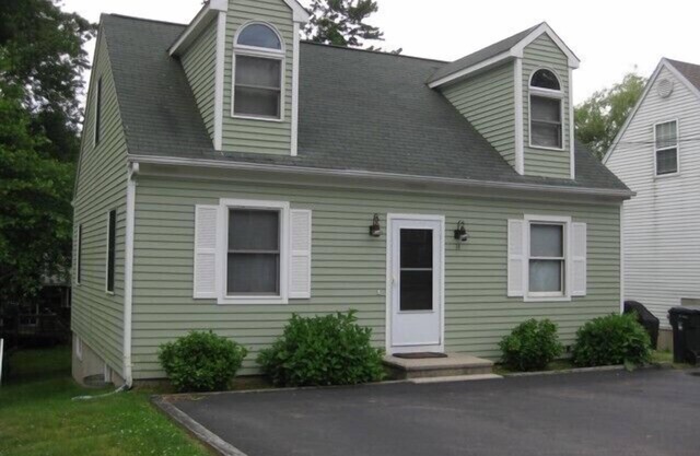 NOW BOOKING 2024 ~ Beautiful, Oversized Cape in Scenic Bonnet Shores!