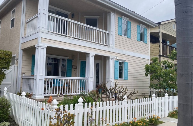 Now with Air Conditioning! Enjoy Seal Beach! Pool table! Charming and sleeps 8