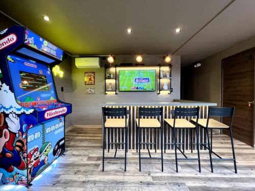NOWA The Cave Apt - Mancave, Pool & Arcade, by Lleras Park