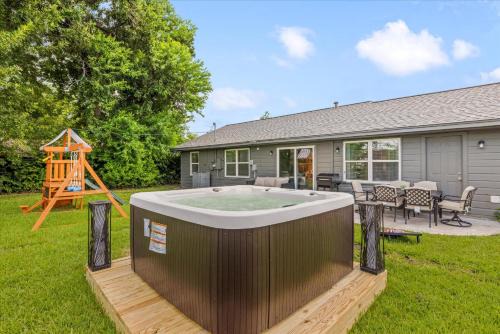 Nr Nrg Med Center Hot Tub Bbq Games Swing Set