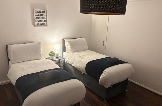 nSpacious appt|4 beds|sleeps 5| Free parking| close to city| Netflix