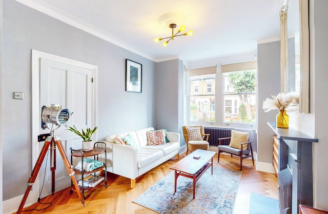 nStylish 2BR House w/Garden | 10min walk to Tube