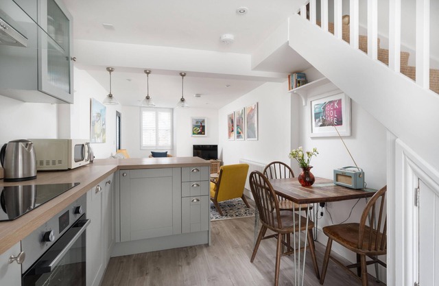 Number Three - stylish 2 bed cottage with sea views in Mousehole, pet free