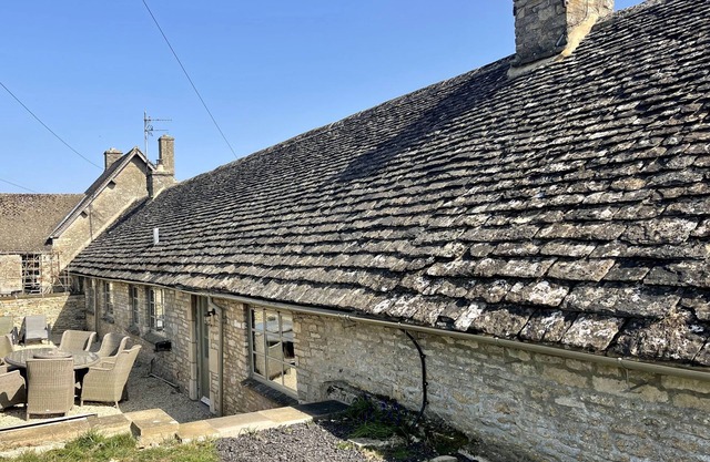Nutbeam Cottage: Rustic Charm Meets Modern Luxury in the Cotswolds