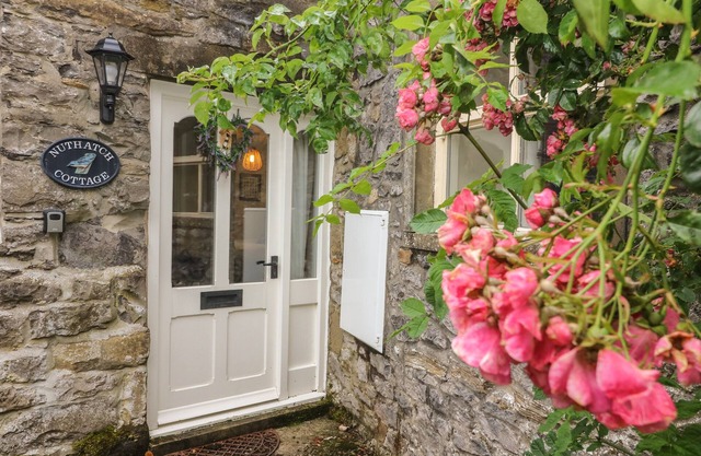 NUTHATCH COTTAGE, pet friendly, with open fire in Buckden