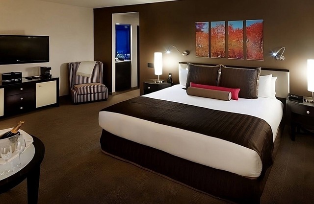 NYC Escape! Near to Iconic NYC Attractions! Swimming Pool & Rooftop Bar + Lounge