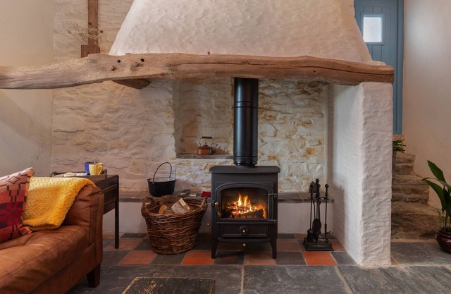 NYTH FACH, romantic, character holiday cottage in New Quay