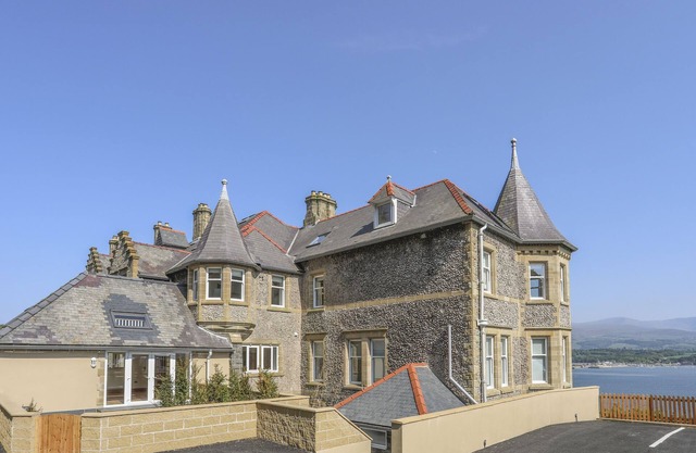 NYTH Y FRAN, pet friendly, with a garden in Menai Bridge