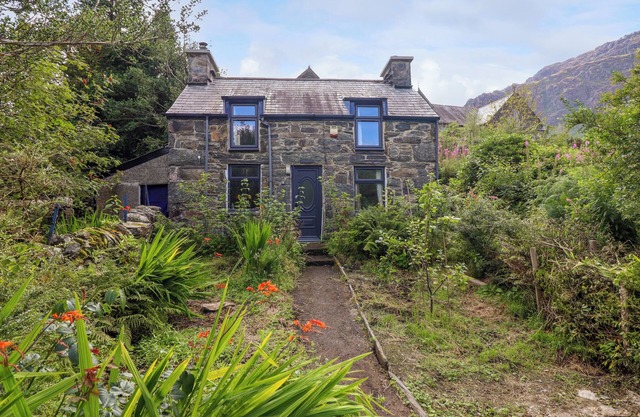 NYTH YR ERYR, pet friendly, with open fire in Blaenau Ffestiniog