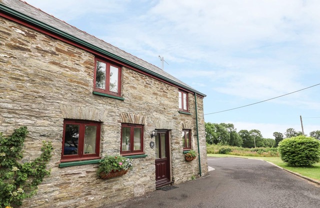 OAK COTTAGE, pet friendly, with hot tub in Newcastle Emlyn