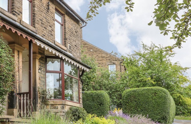 OAK DENE, family friendly, character holiday cottage in Hayfield