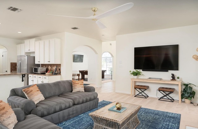 Oak Haven: Comfortable, Spacious Stay Near Airport with Hot Tub