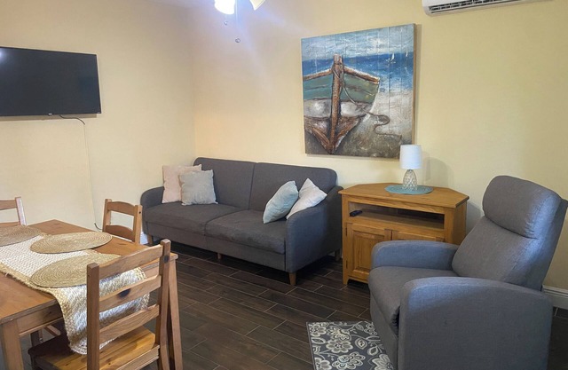 Oak Haven Private Homie Apartment w/Outdoor Patio