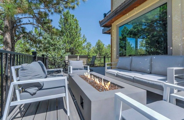 Oak Hills Clubhouse! Luxury Retreat Near USAFA