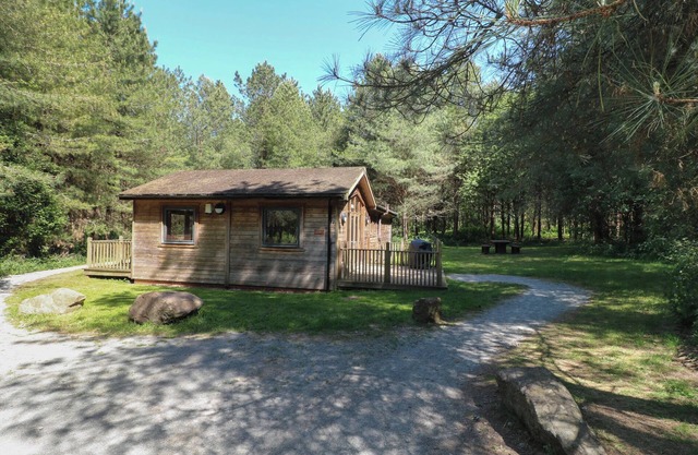 OAK LODGE, pet friendly, with a garden in Rosliston