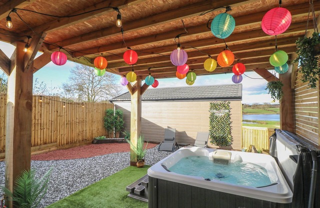 OAK, romantic, luxury holiday cottage, with hot tub in Donisthorpe