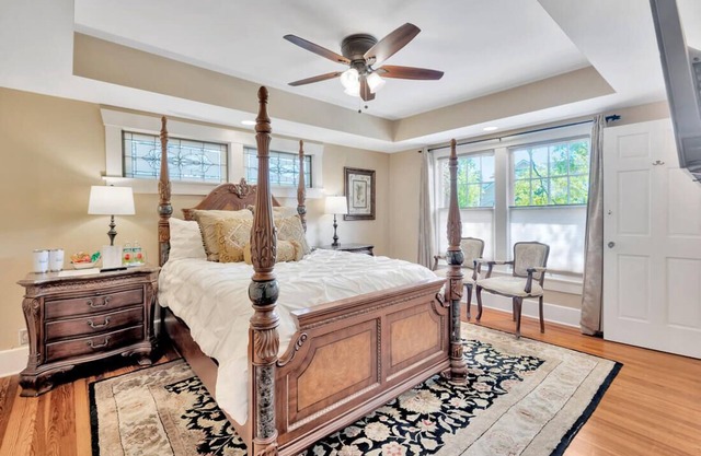 Oak Room at ONE Inn, steps to Downtown St. Pete: Ideal for all guests!