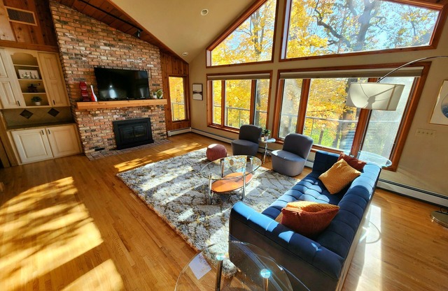 Oak Savanna/A one of a kind retreat 7 miles to Mayo Clinic, 5 bedroom, 3 bath