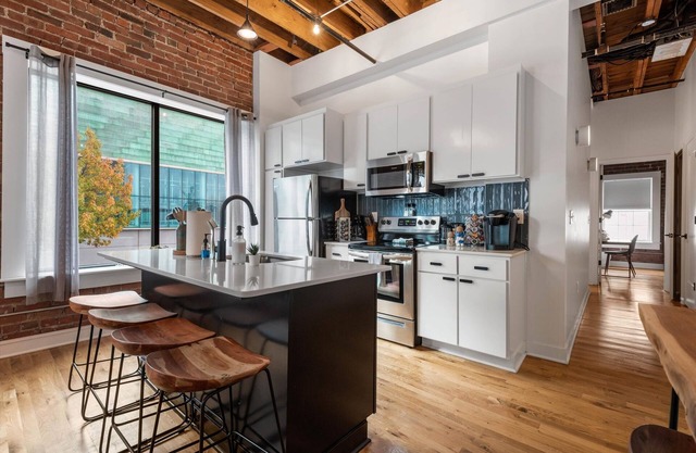 Oak St Lofts - Private Parking, Walk to T-Mobile Center and Streetcar!