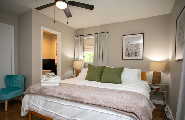 Oak Street Retreat- 20 min to CLT- convenient & comfortable