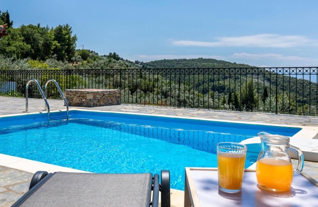 Oak Tree Cottage - One Bedroom Villa, Sleeps 4
