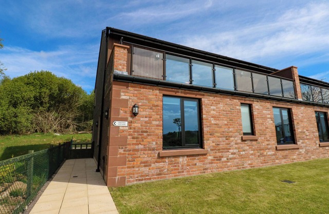 OAK TREE COTTAGE, pet friendly, with a garden in Frizington