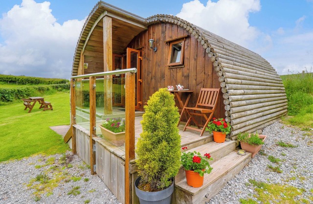 OAK VIEW, romantic, with hot tub in Llandovery