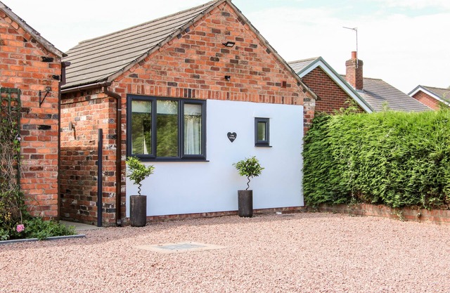 OAKLEIGH, romantic, with a garden in Four Crosses