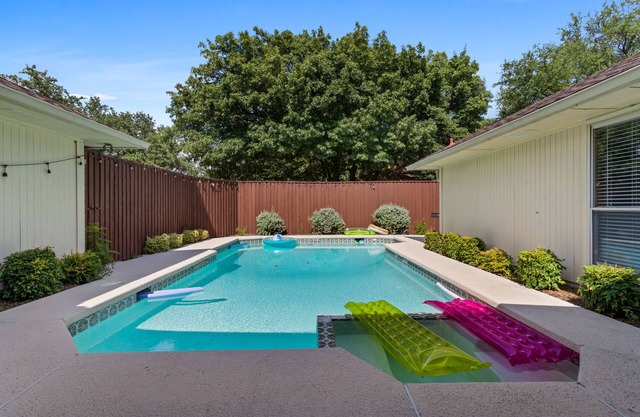>Oaks Manor< POOL! Large Luxury 5 BR House! Great Beds. Upscale quiet area! ERUV