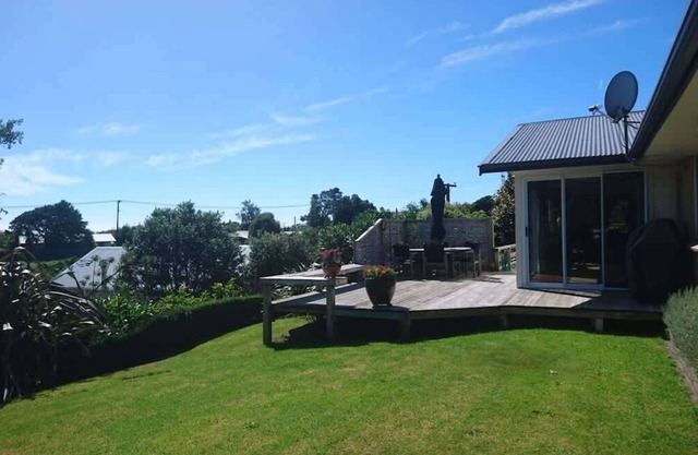 Oakura Beach Retreat with Deck