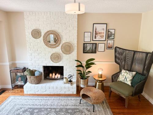 Oakville Retreat - 4 bedroom 5 beds - short walk from the lake