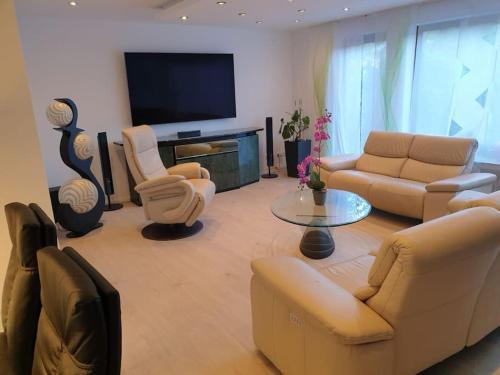 Oase der Ruhe: Haus mit Garten