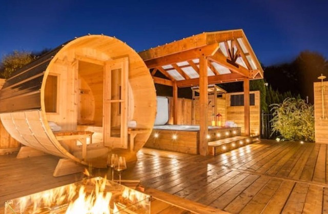 Oasis D'Erin ~ 4BR ~ Hot Tub ~ Sauna ~ Heated Pool ~ Estate