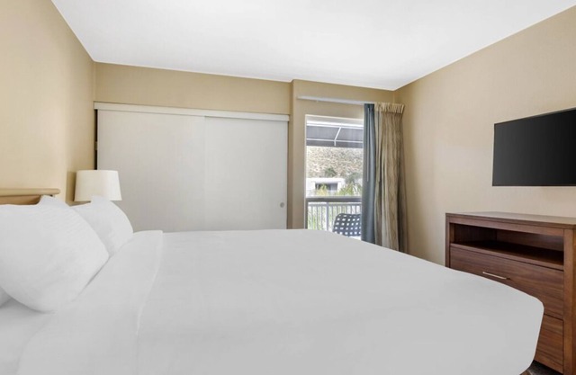 Oasis Haven: Spacious Condo, Pool, Full Kitchen, Minutes from Aerial Tram