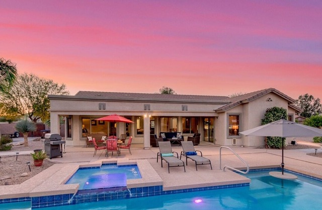 Oasis in The Desert! 5 Bedrooms, 3 Baths, Heated Resort Pool and Spa! Separate Casita! by Redawning