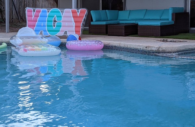 OASIS Pool & Spa Vacation House. 10 minutes from strip & airport. Sleeps 12.