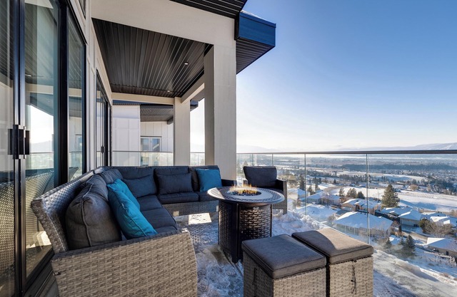 Oasis retreat/Fire-pit/Patio with mountain views/Theatre room/Family home