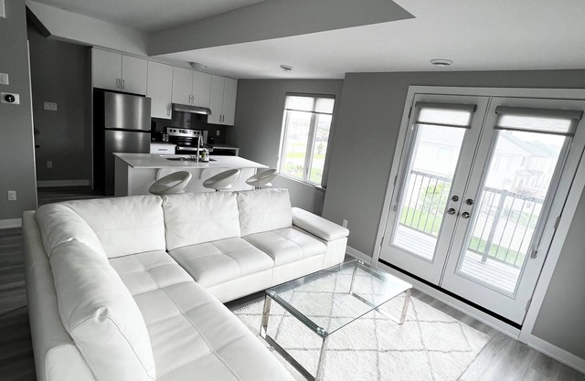 OCD Clean Townhouse - 2 Bedroom (King Bed) + Balcony