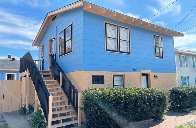 "Ocean and Sand" 2BR/2BH house, 1 block to the beach
