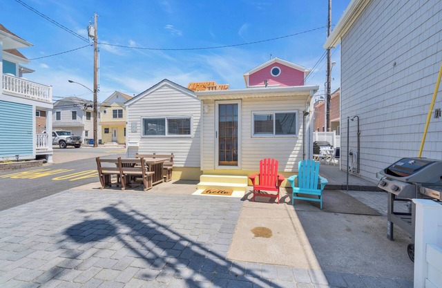 Ocean Beach 1: Charming 2 Bedroom 1 Bath, Steps To The Beach Home