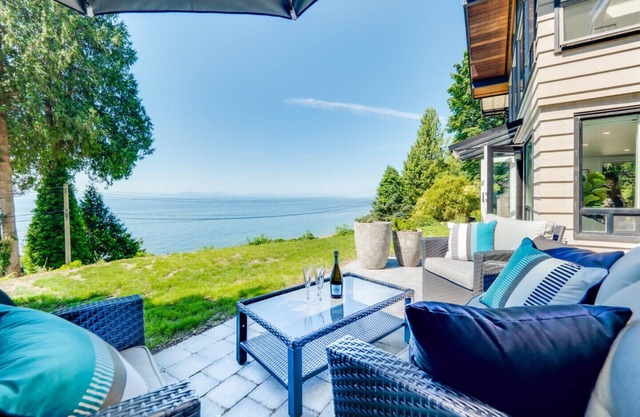 *Ocean Beach - New elegant private 2 bdr suite by the sea*