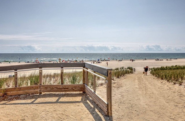 OCEAN BLOCK 6th From Beach - Newly Furnished 3 BR, Sleeps 8 (1st Fl of Duplex)