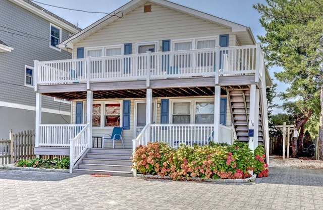 OCEAN BLOCK 6th From Beach - Newly Furnished 3 BR, Sleeps 8 (2nd Fl of Duplex)