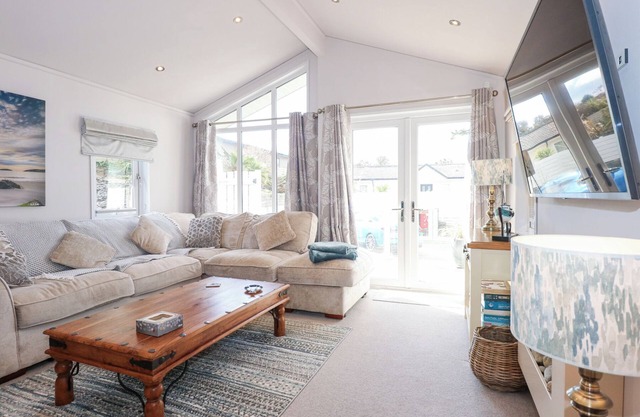 OCEAN BREEZE, character holiday cottage, with a garden in Abersoch