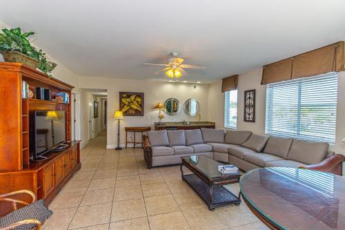 Ocean Breeze Luxury Villas 2C Across The Street From The Ocean! Sleeps 20 guests