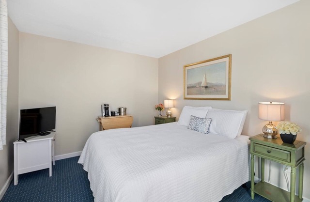 Ocean Deck 1 Queen Bed Suite with Views