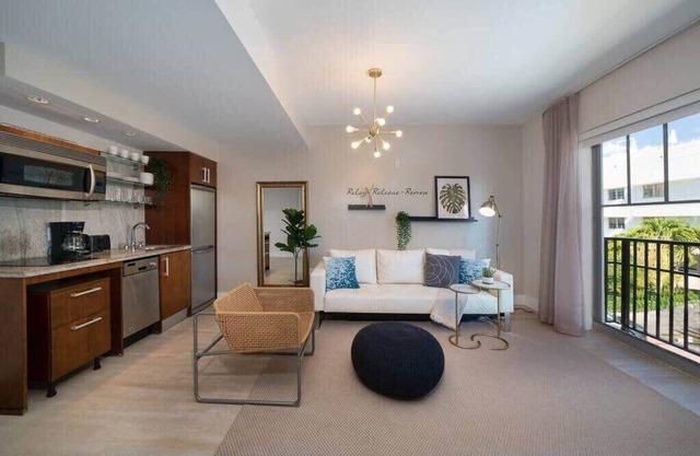 Ocean Dr 1BR Apt w/Rooftop Pool, 93 Walk Score