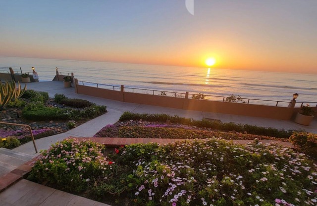 Ocean Front 2 Bed, 2 Ba. with pool, jacuzzi, gym, tennis