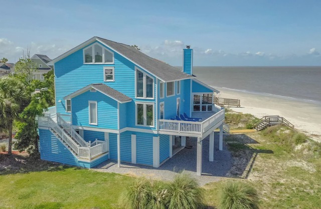Ocean Front 3 Bedroom, 2 Bathroom Beach House with Breathtaking Views