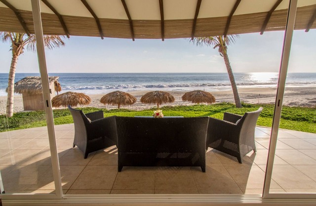 Ocean Front 4 Bedroom Residence with Resort Amenities Overlooking the Pacific!